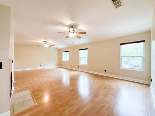 Building Photo - **STUNNING** 8 BEDROOM SOLAR HOME IN GATED...