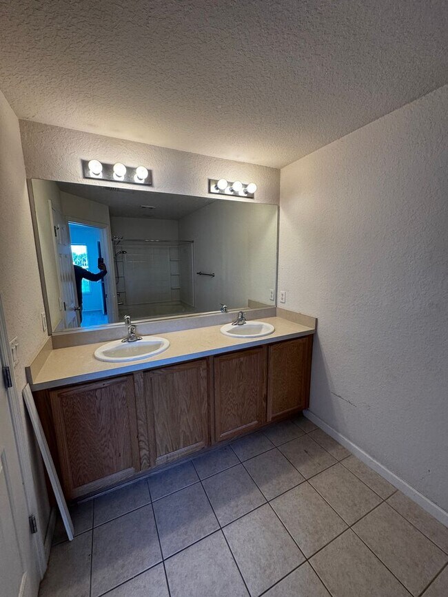 Building Photo - Beautiful 3BR/2.5BA Townhome with Water View in Fore Ranch