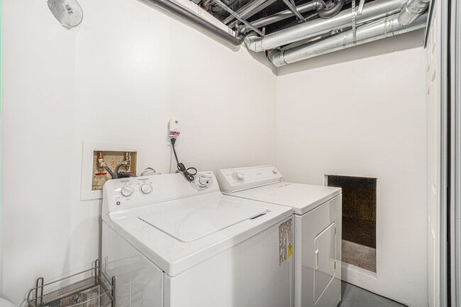 Building Photo - Light & Bright End Unit Townhouse