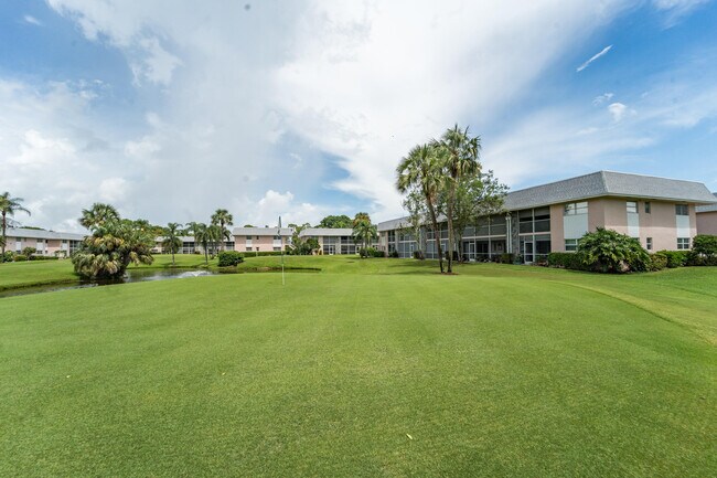 Building Photo - 18081 SE Country Club Dr