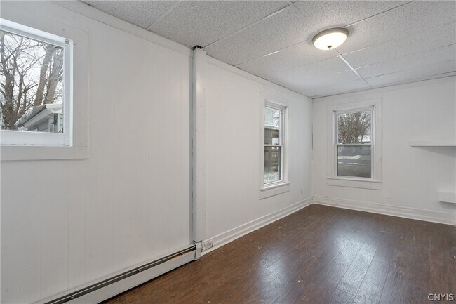 Building Photo - 262 W 4th St S