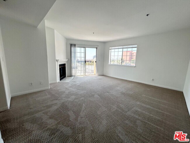 Building Photo - 11734 Montana Ave