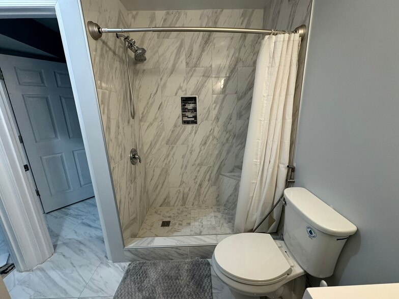 Full Bathroom 1 (connected door to Living Space) - 6164 Deer Ridge Trl
