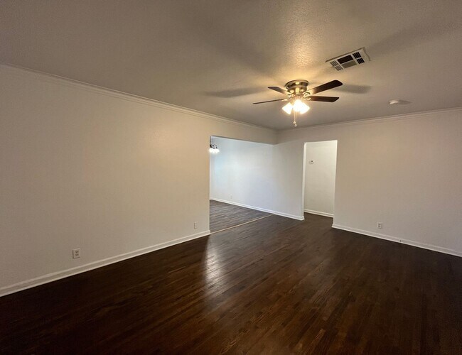 Building Photo - Adorable 2 bedroom 1 bathroom home with a ...