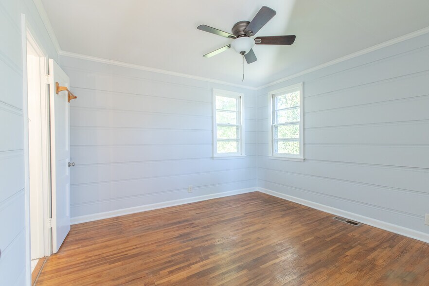Building Photo - 2418 Maplecrest Dr