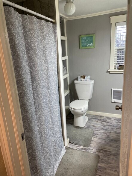 Building Photo - 744 E Oregon St