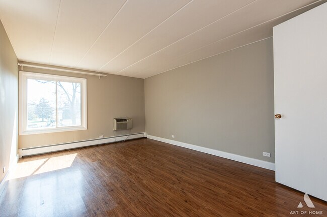 Building Photo - 18 E Old Willow Rd