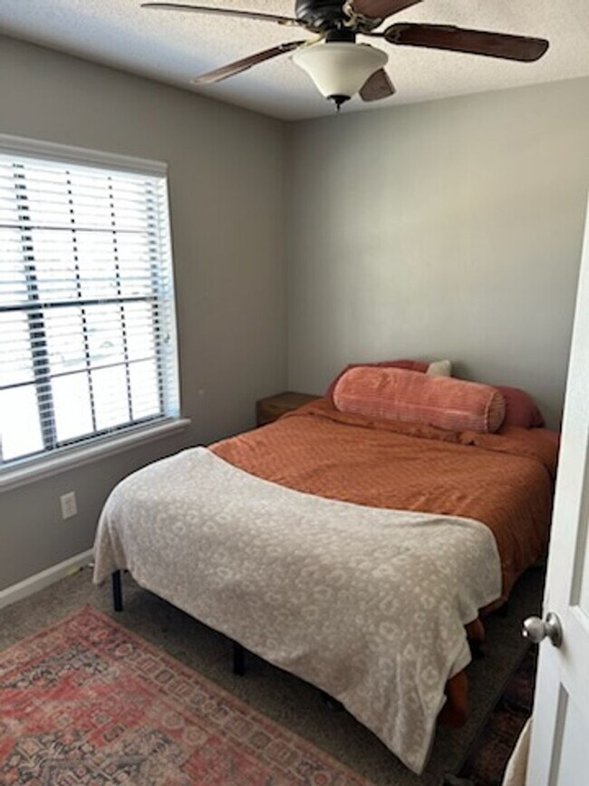 Building Photo - 2 bedroom 2 bath upstairs condo $1,100 per month