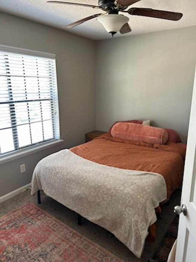 Building Photo - 2 bedroom 2 bath upstairs condo $1,100 per...