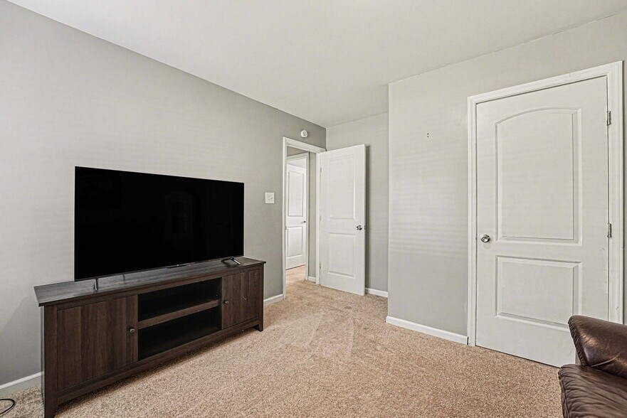 Building Photo - 1028 Forest Glen Dr