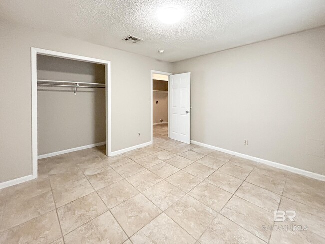 Building Photo - 6415 Schoel Ln