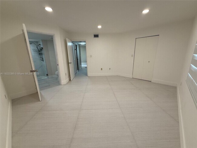 Building Photo - 9405 Fontainebleau Blvd