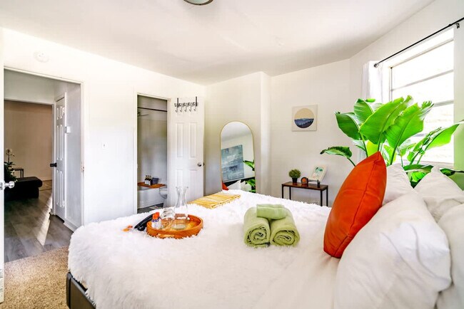 Building Photo - 605 Dennison Ave