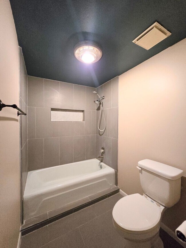 Building Photo - 3103 Eisenhauer Rd