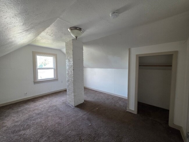 Building Photo - 4 Bedroom, 1 Bath