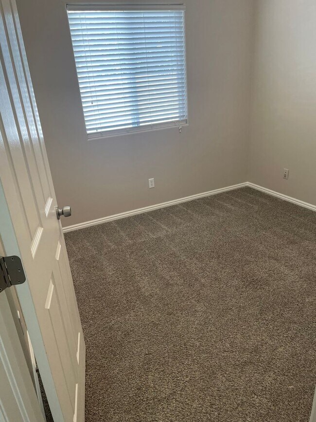Building Photo - Newly Remodeled Townhome is St. George!
