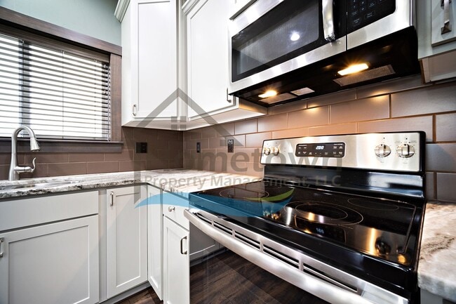 Building Photo - 3 Bedroom 2 Bathroom Home with Attached 3 Car Garage Available in Coeur d'Alene!