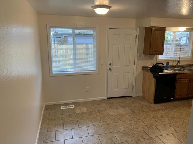 Building Photo - 432 30th Ave SE