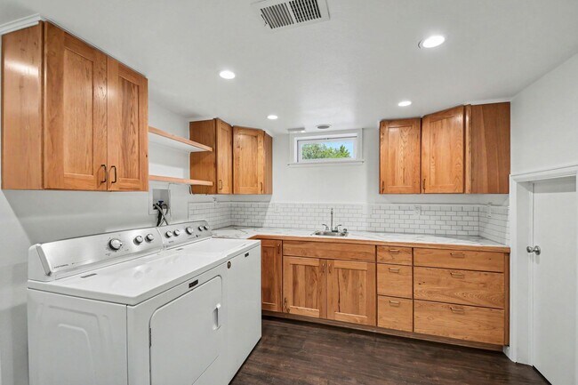 Building Photo - Updated 5 Bed House w/ Central AC & Fenced Backyard