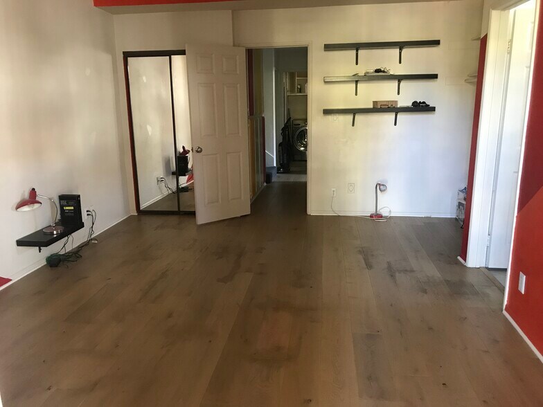 Available large master bedroom, ideal for a couple or two friends - 330 Cordova St