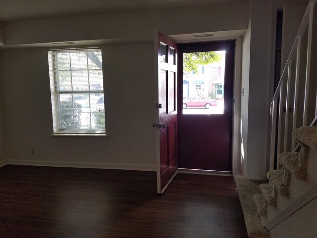 Building Photo - Small Three Bedroom, 1.5 bath Townhome wit...