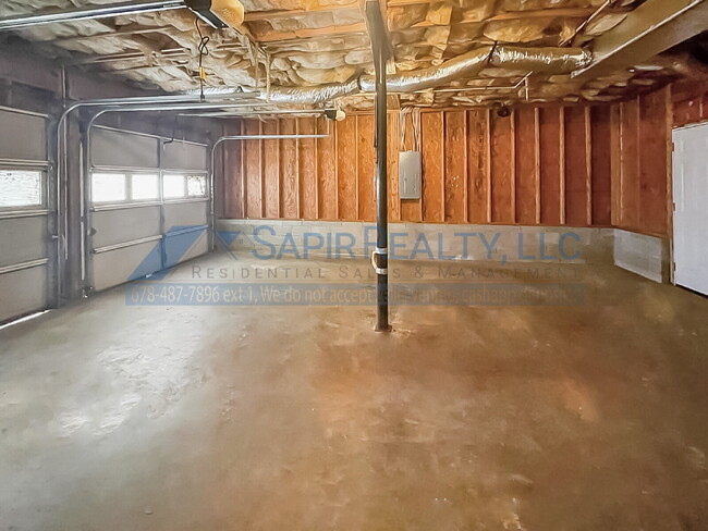Building Photo - 220 Beechwood Ln