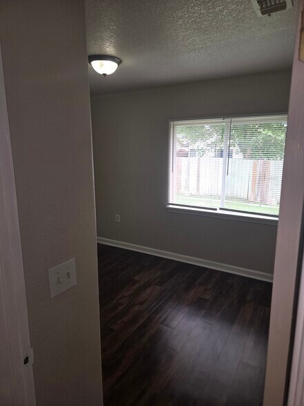 Building Photo - 9570 Bowen dr