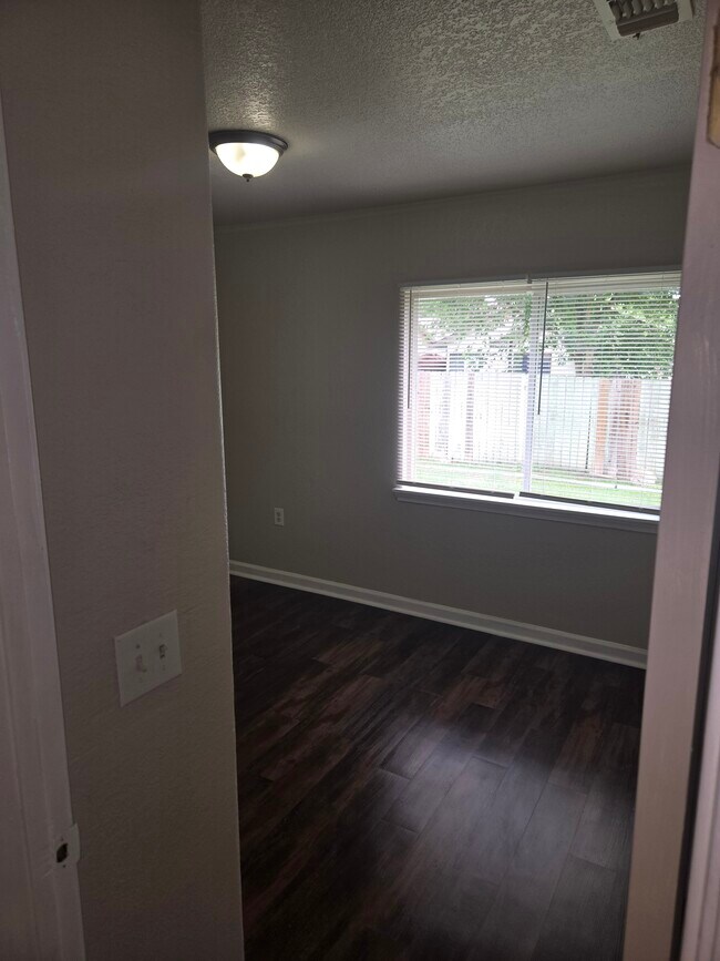 Building Photo - 9570 Bowen dr