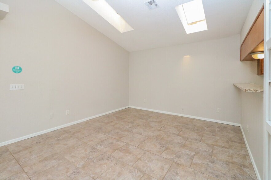 Building Photo - 2006 Twisted Oak Cir