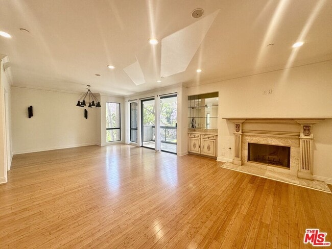 Building Photo - 324 N Palm Dr