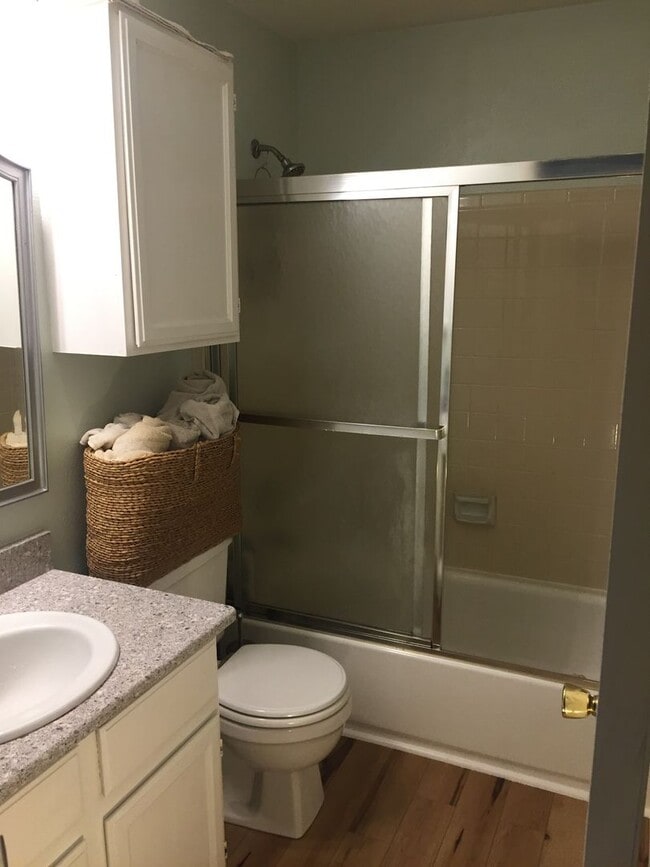 Building Photo - Top Floor FURNISHED 1 Bed/Office/Loft in P...