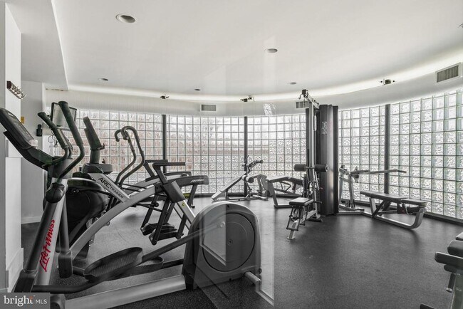 Building Photo - 1640 Oakwood Dr