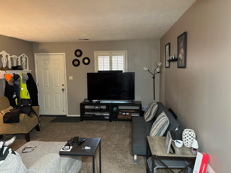 Building Photo - 200 Gronert Ln