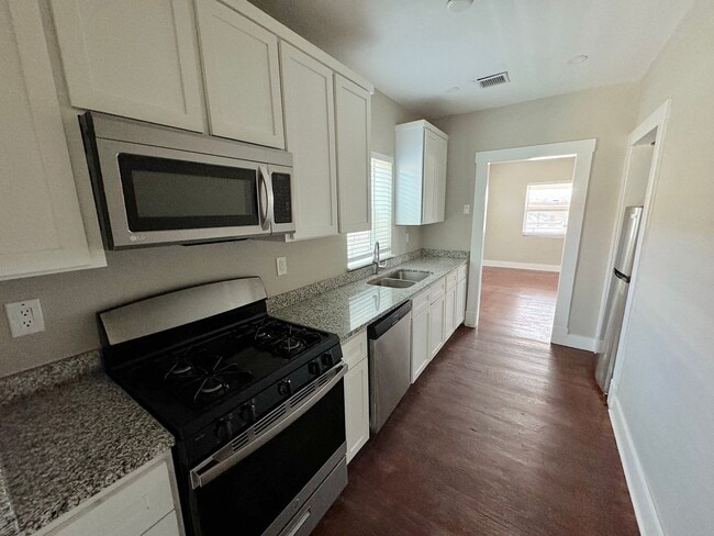 Building Photo - 2 bed w/REFRIG A/C and HUGE finished basem...