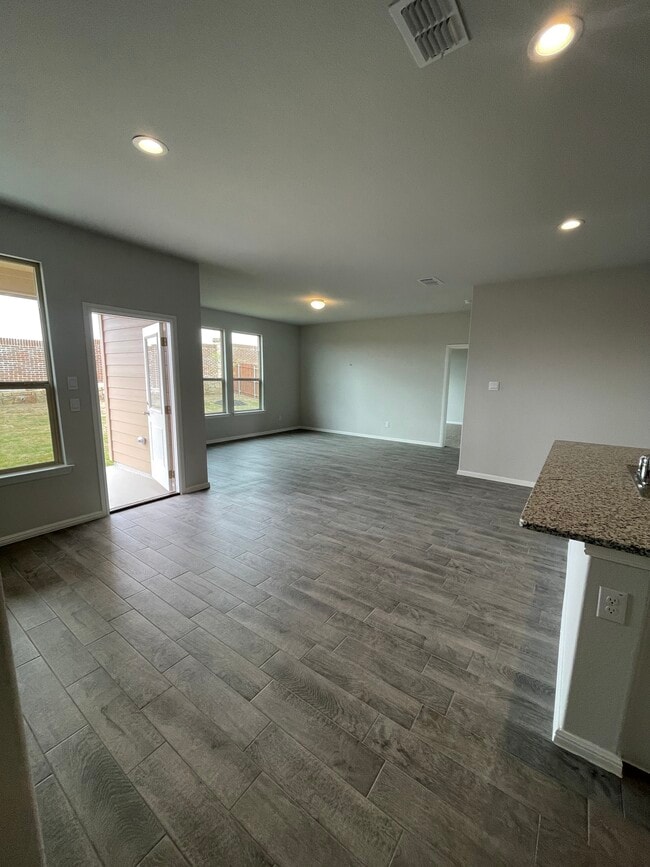 Building Photo - 941 Braymer Ln