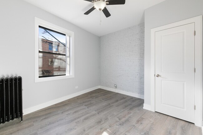 Building Photo - 7622 N Eastlake Ter