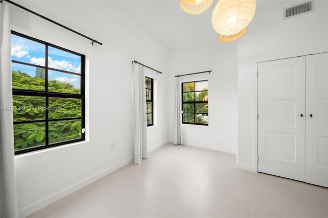 Building Photo - 151 NE 43rd St