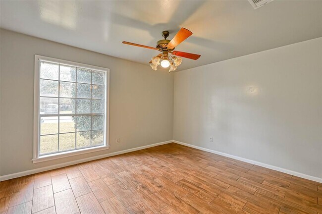 Building Photo - 1801 Laurel Oaks Dr