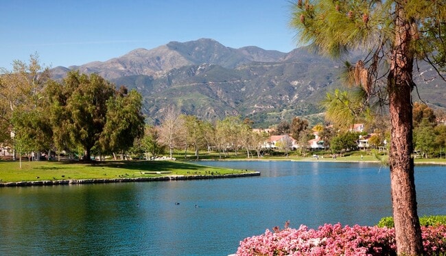 Building Photo - 2 Bed, 2 Bath Upper End Unit in Beautiful ...
