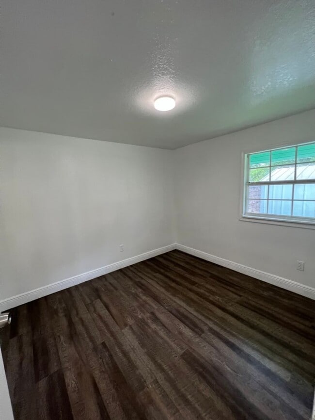 Building Photo - SRATm Triplex 1009 &amp; 1011 26th Ave W B...
