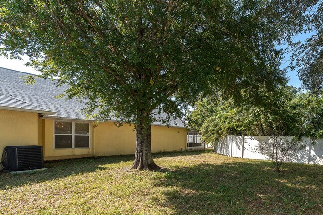 Building Photo - Large Spacious 4 bedroom 2 bath