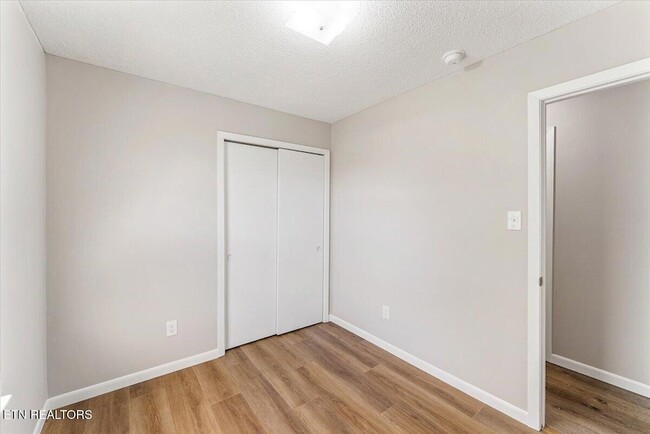 Building Photo - 5917 W Pine Ln