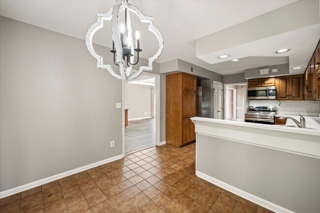 Building Photo - TownHouse In Prospect !