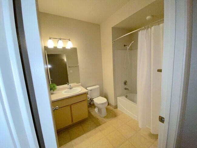 Building Photo - NW Reno Luxury 3 Bedroom Condo - Fitness Center, Pool, Club House