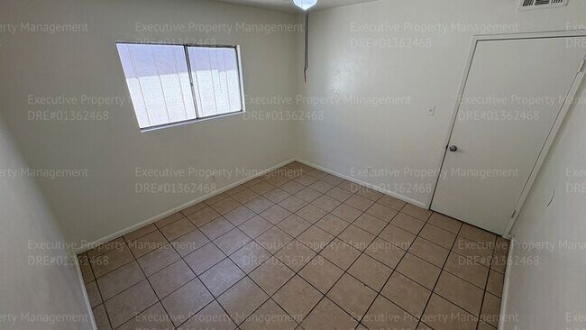 Building Photo - 3 bedroom 1 bathroom house located near E. California Ave/ Mt Vernon Ave