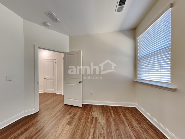Building Photo - 226 Swan Dr