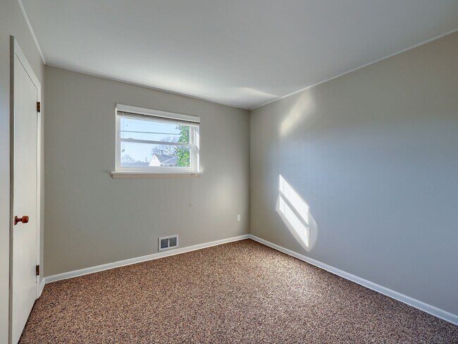 Building Photo - 3 Bedroom Ranch in Camp Hill