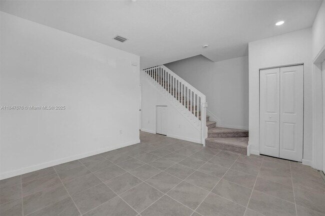 Building Photo - 2858 SE 25th Ave
