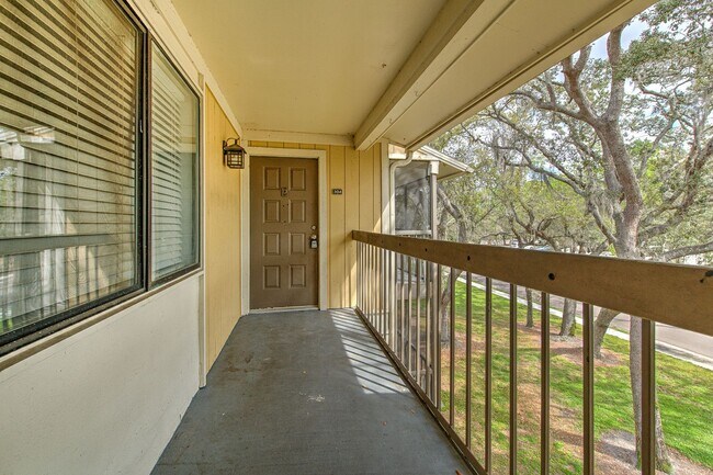 Building Photo - Nice and spacious condo on the 3rd with washer and dryer, near USF and I-75