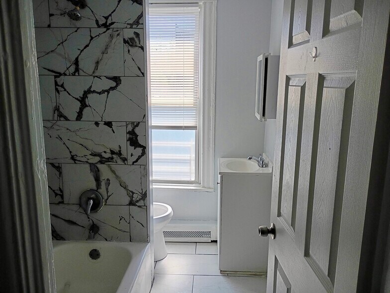 Building Photo - 77 Garden St